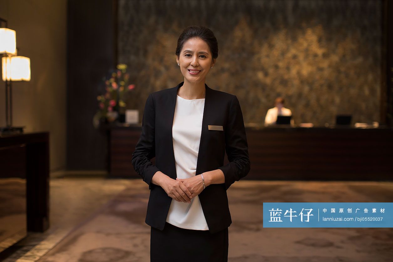 自信的酒店经理肖像