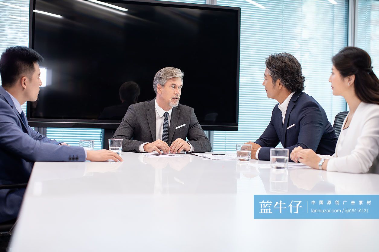 商务人士在会议室谈话
