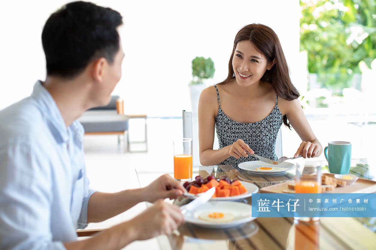 年轻情侣在酒店吃早餐