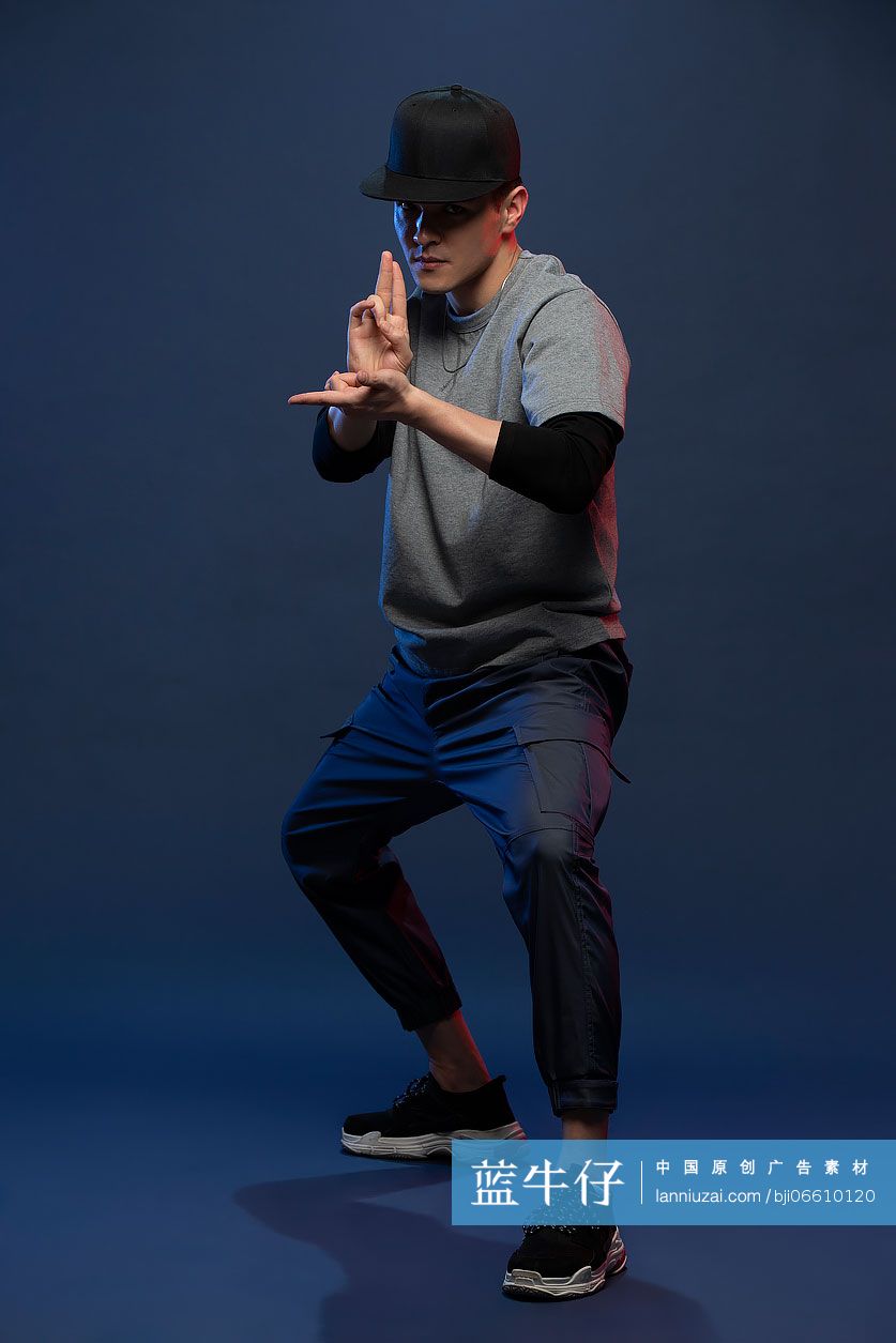 时尚的年轻男子跳舞