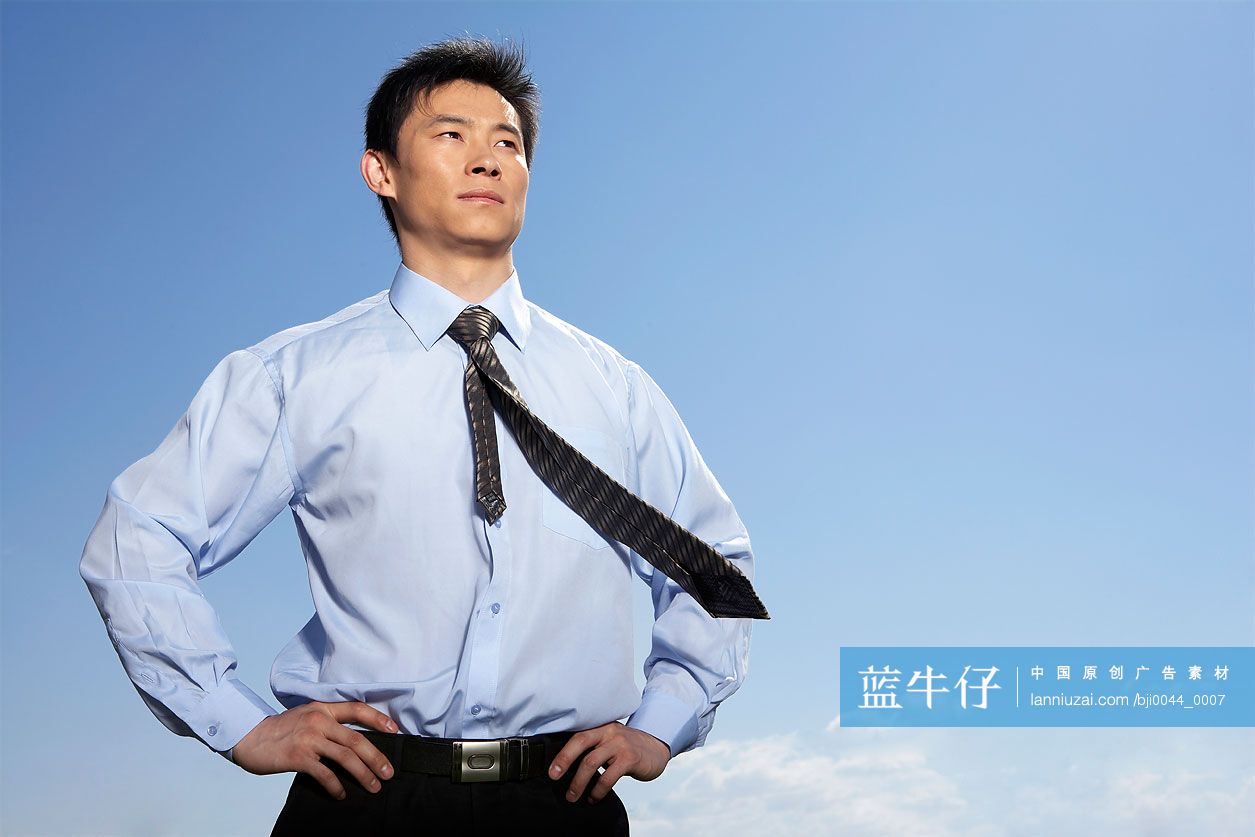 商务男士双手叉腰