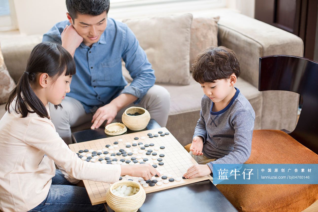 孩子們在家下圍棋