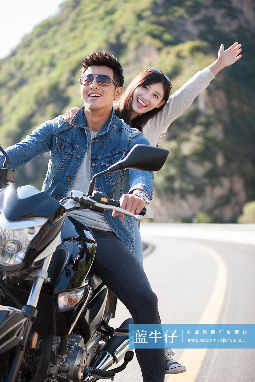 年轻情侣骑摩托车兜风
