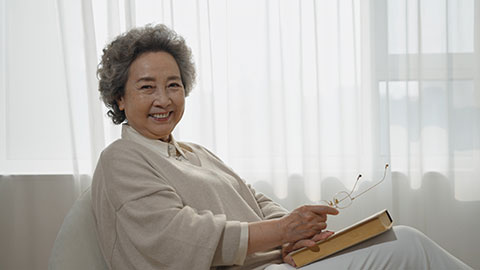 老年女子的美好阅读时光