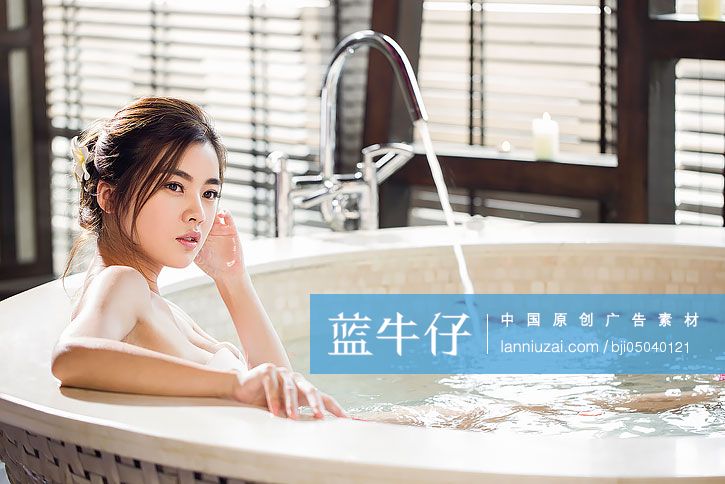 年轻美女泡花瓣浴