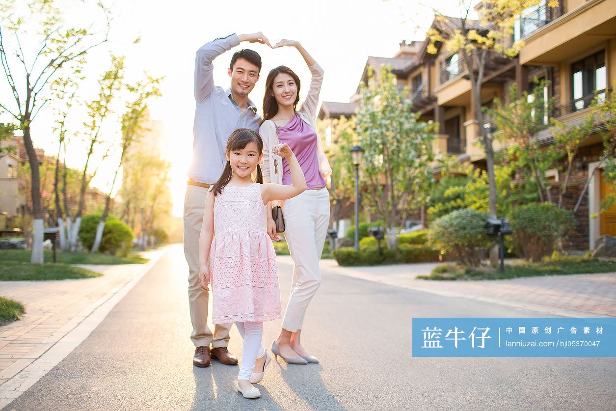 幸福的年轻家庭拿着新房钥匙