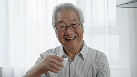 开心的老年男子喝茶