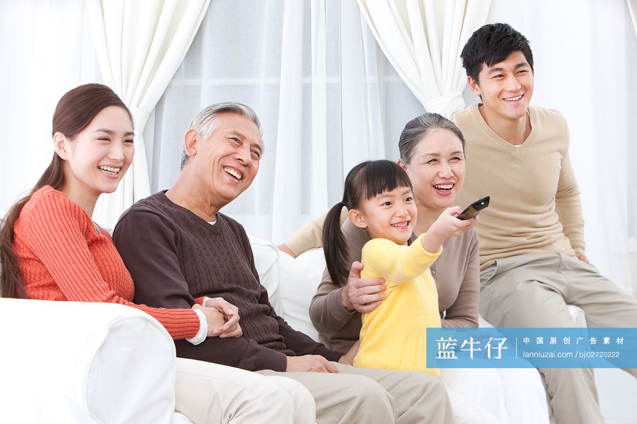 全家一起看电视