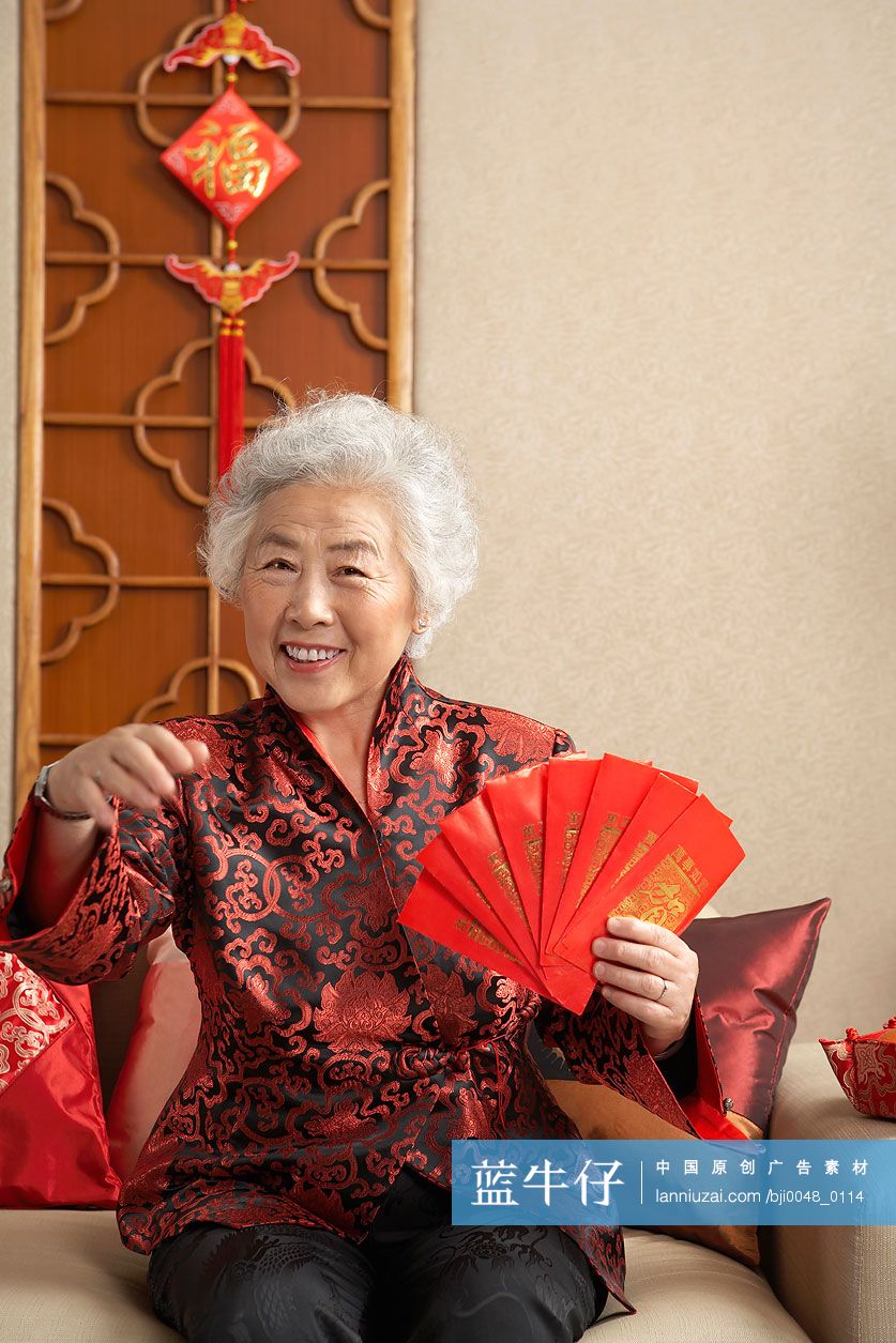 老年女子与红包