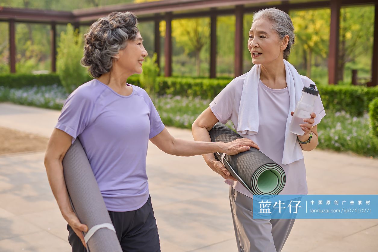 老年人在公园锻炼身体