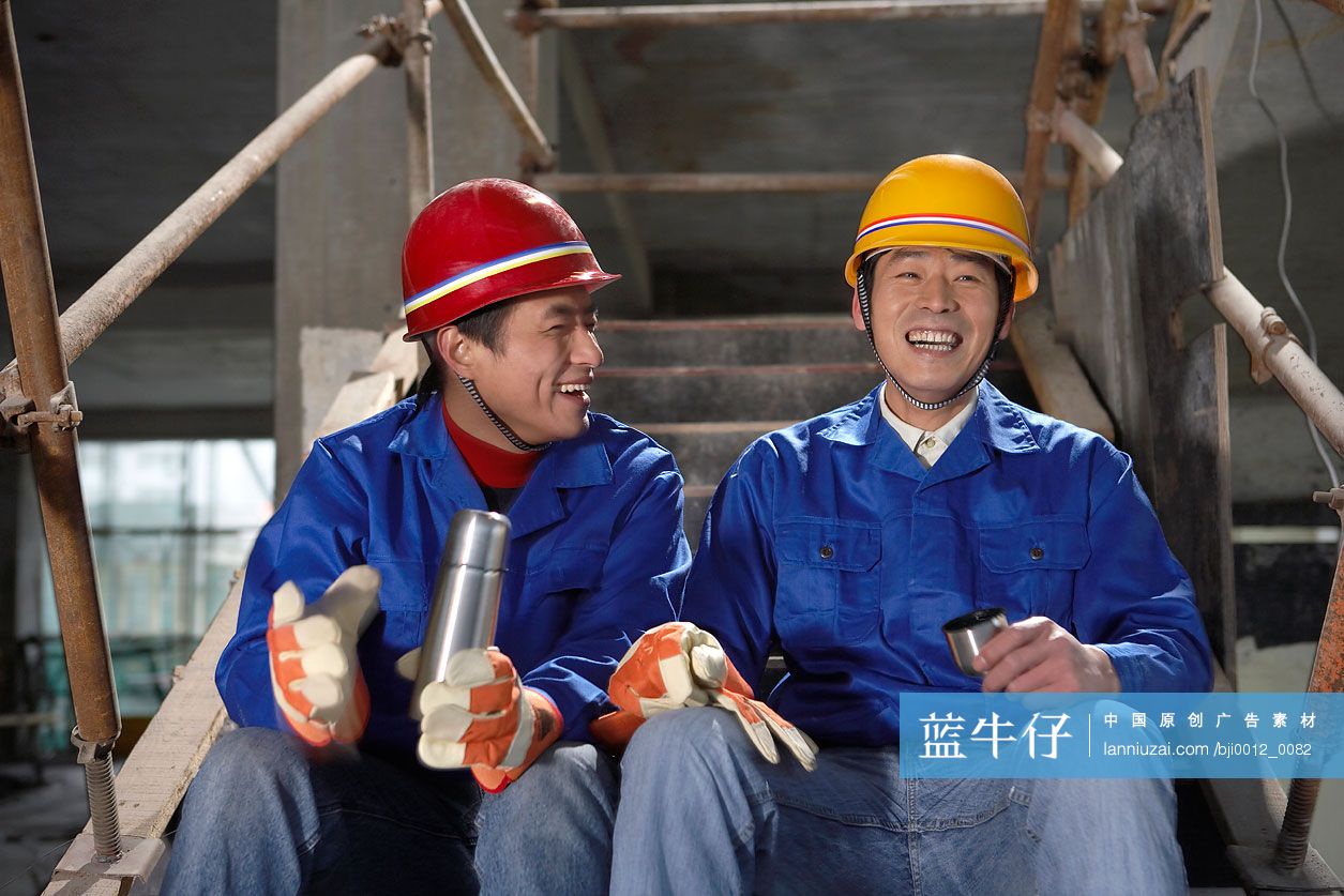 建筑工人在工地