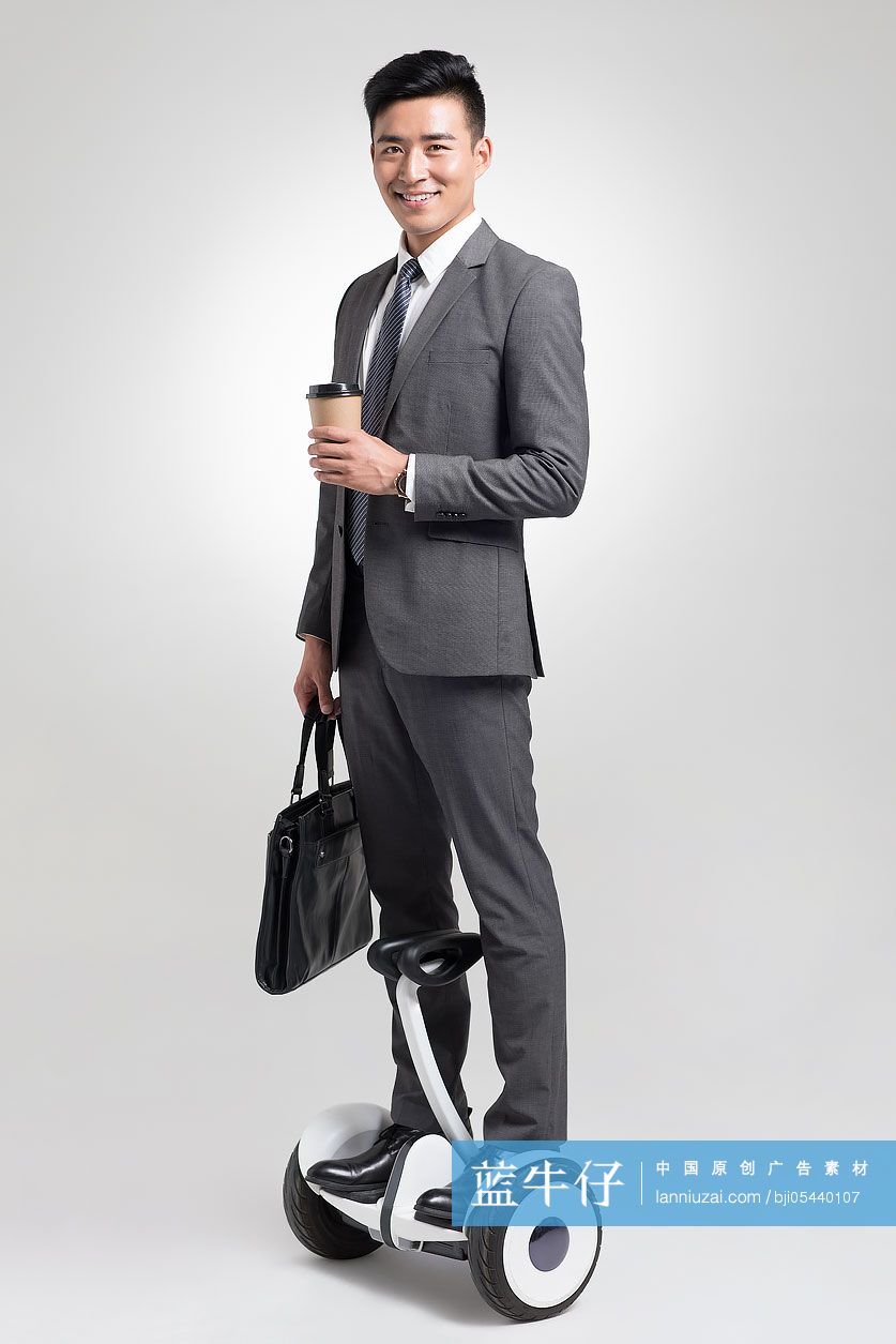 自信的商务男子骑平衡车上班