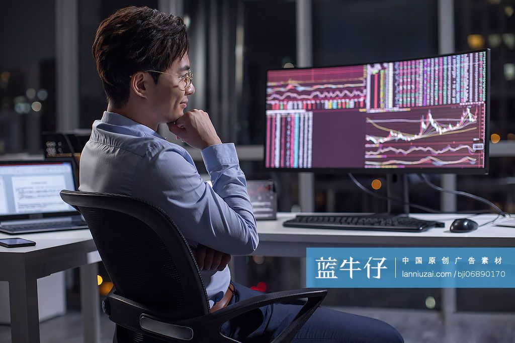 金融分析师在公司加班