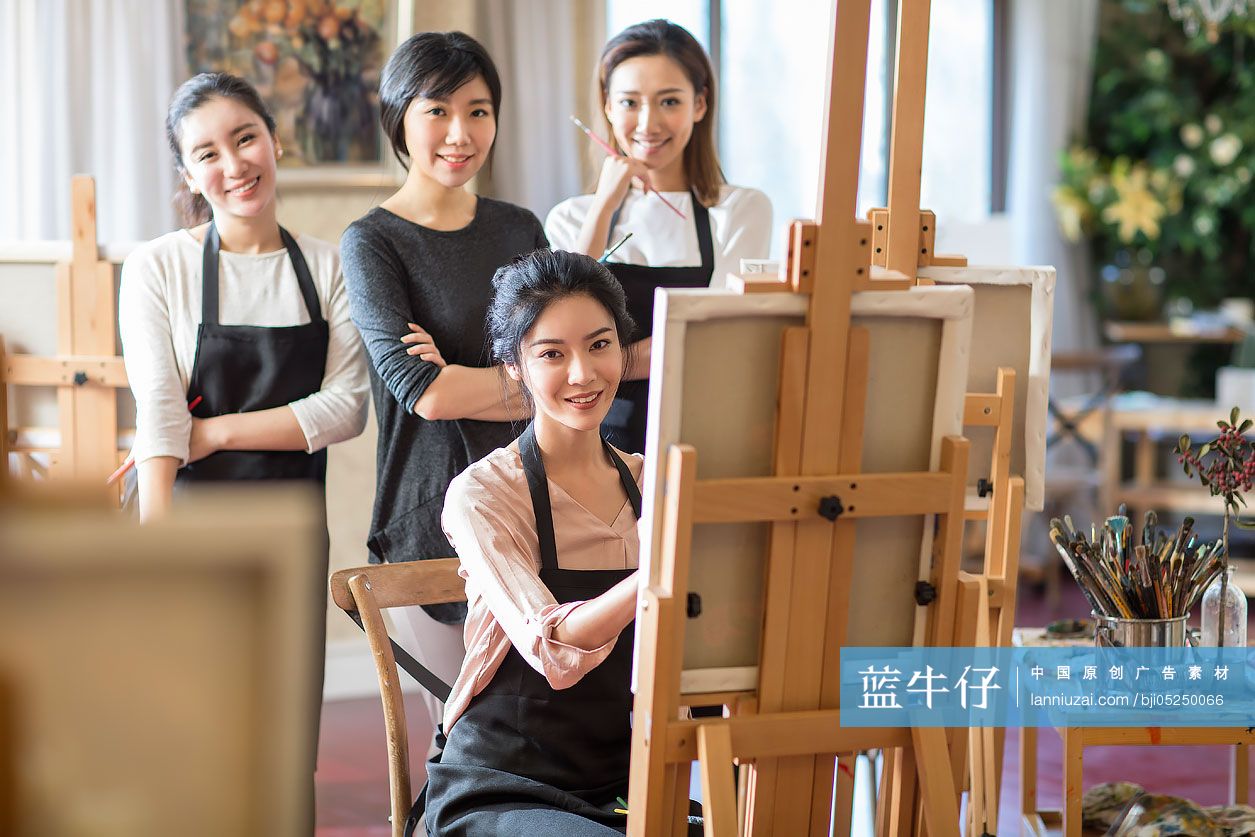 美术老师教年轻女子画画