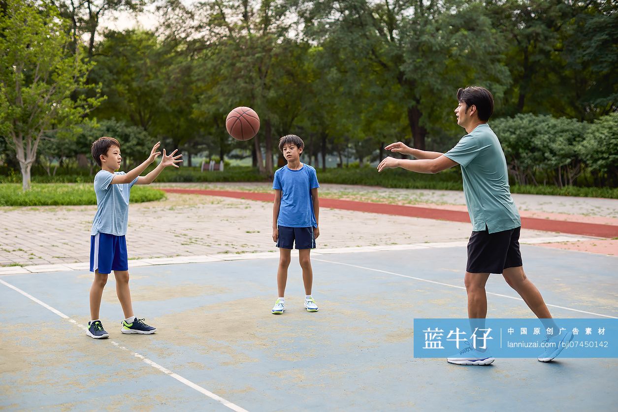 教练带孩子们打篮球