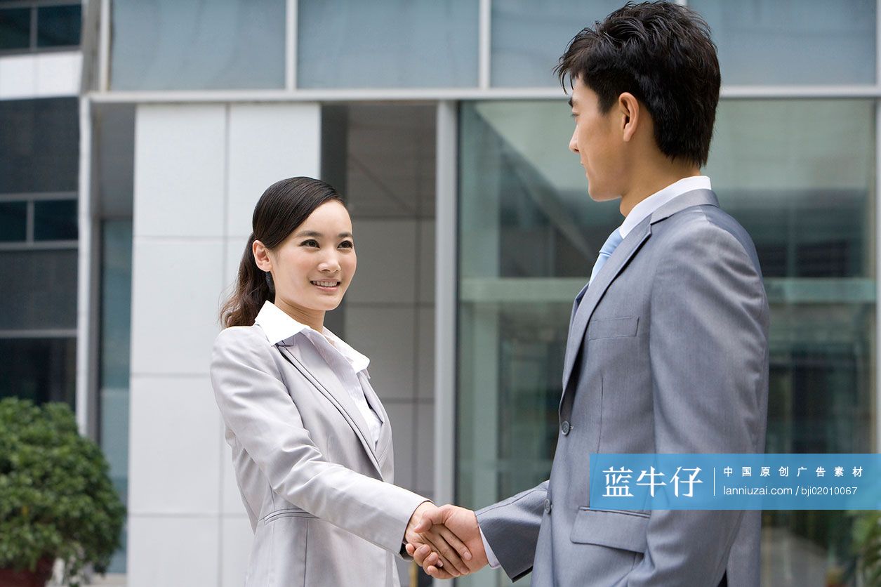 商务人士握手