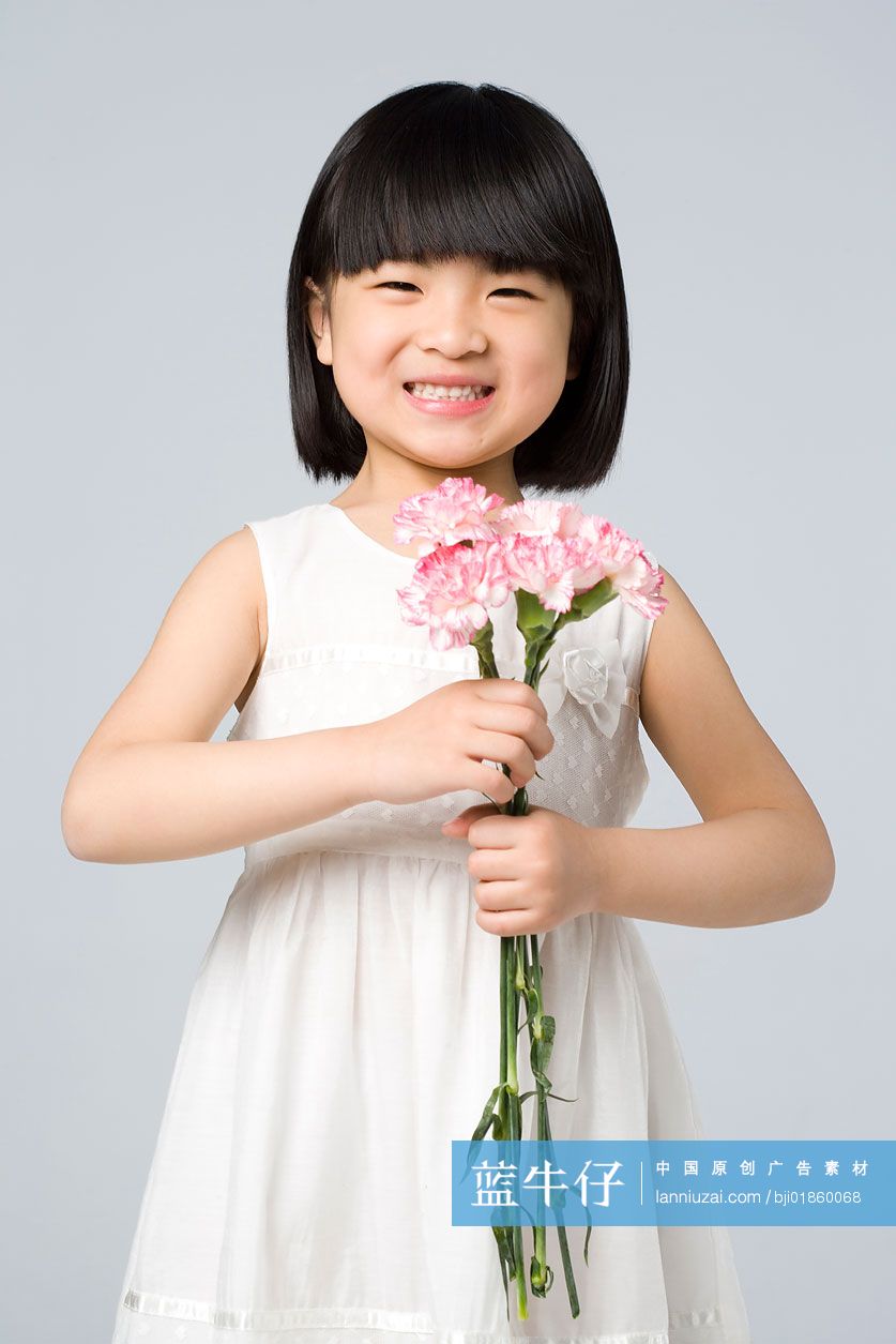 小女孩拿束花