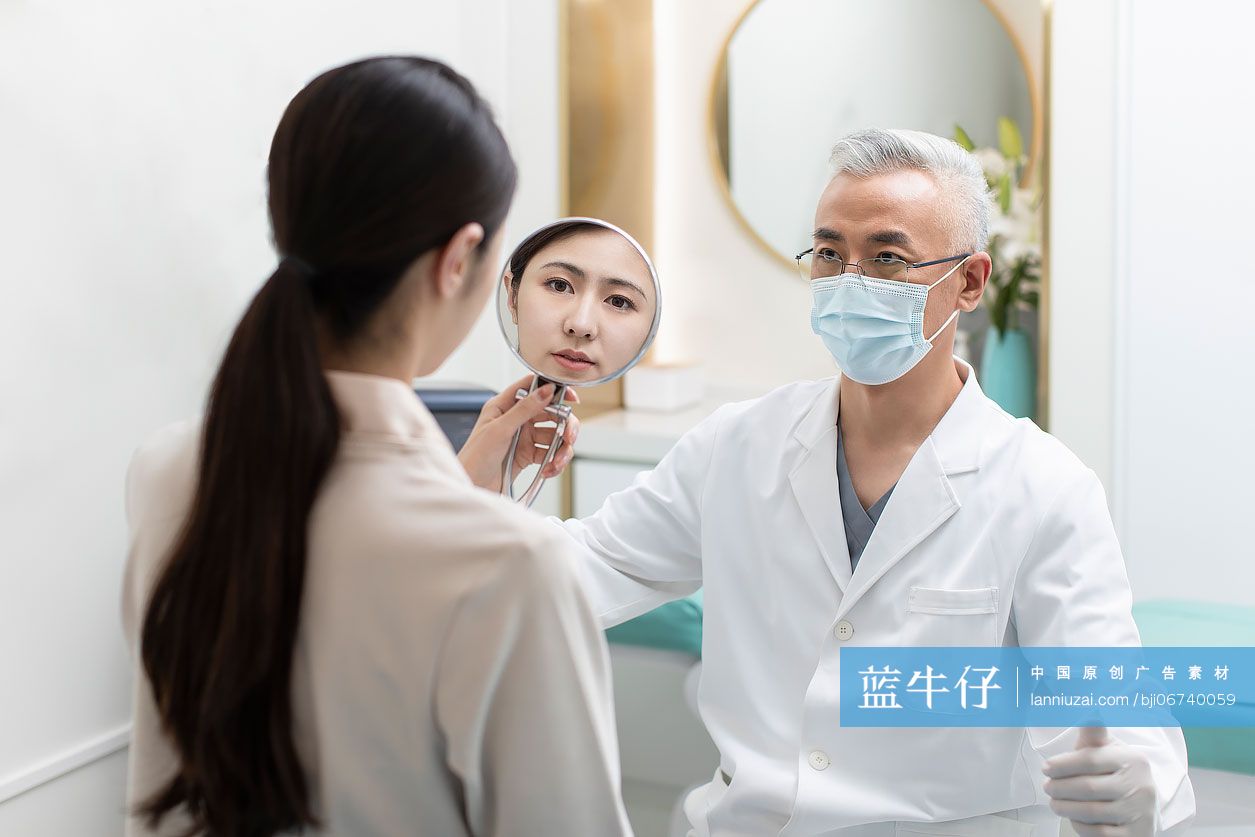 年轻女士做医美项目美容