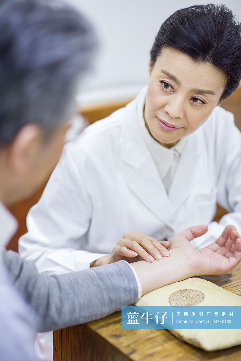 女中医给病人诊脉