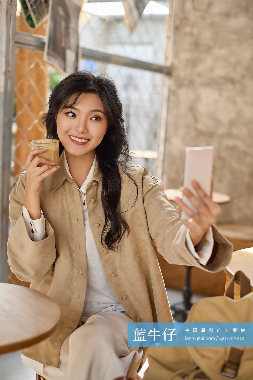 快乐女性在咖啡馆拍照