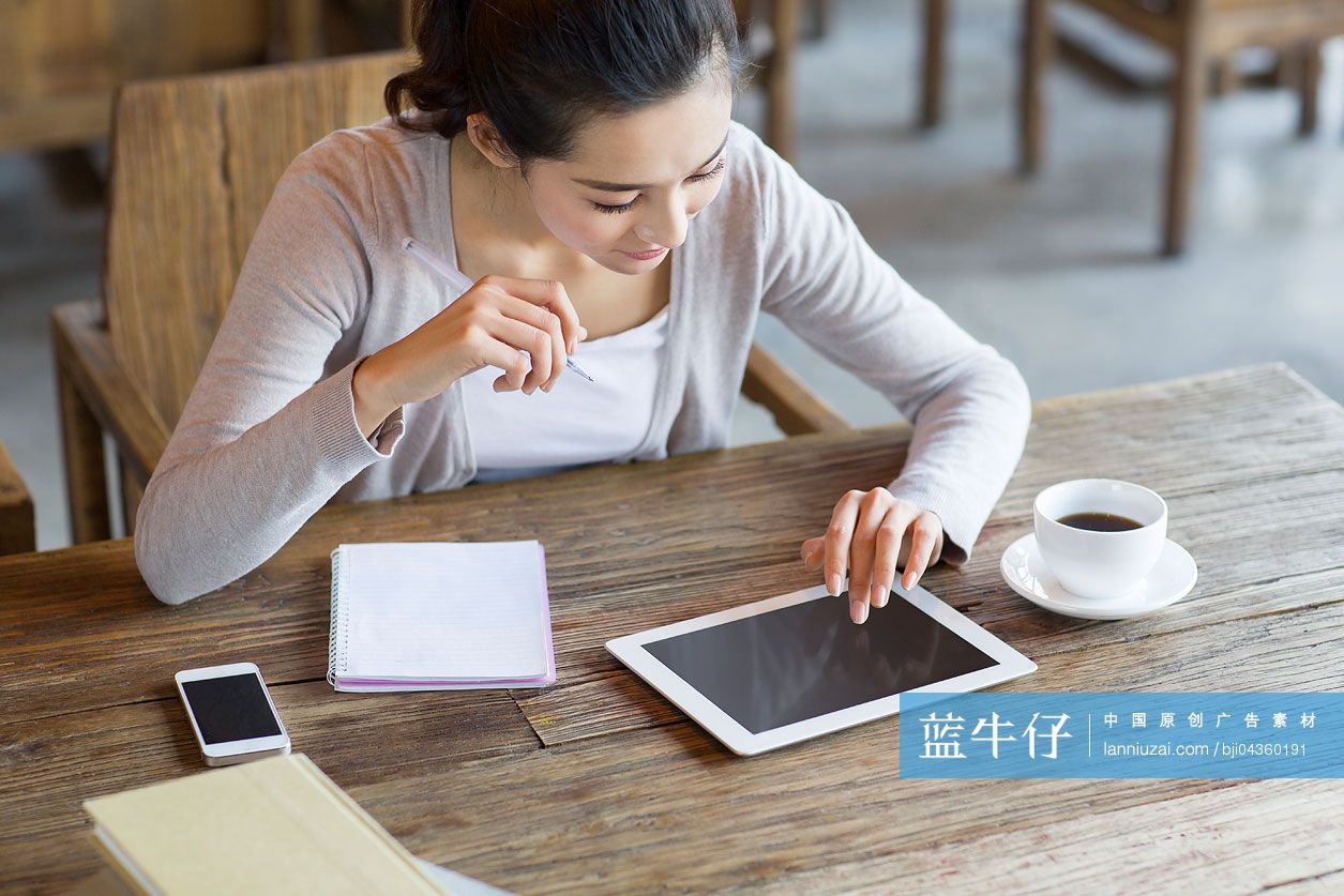 年轻女子在咖啡馆学习