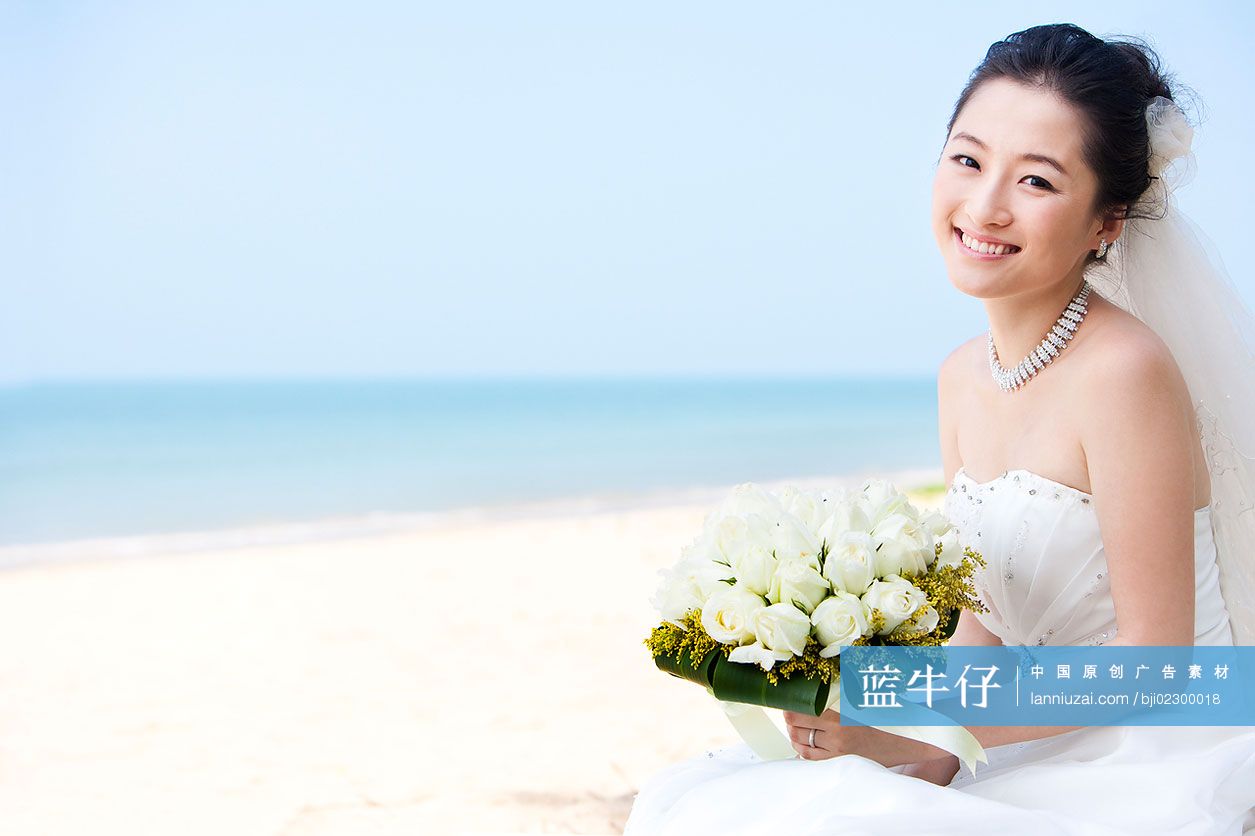 海滩浪漫婚纱情侣-蓝牛仔影像-中国原创广告影像素材