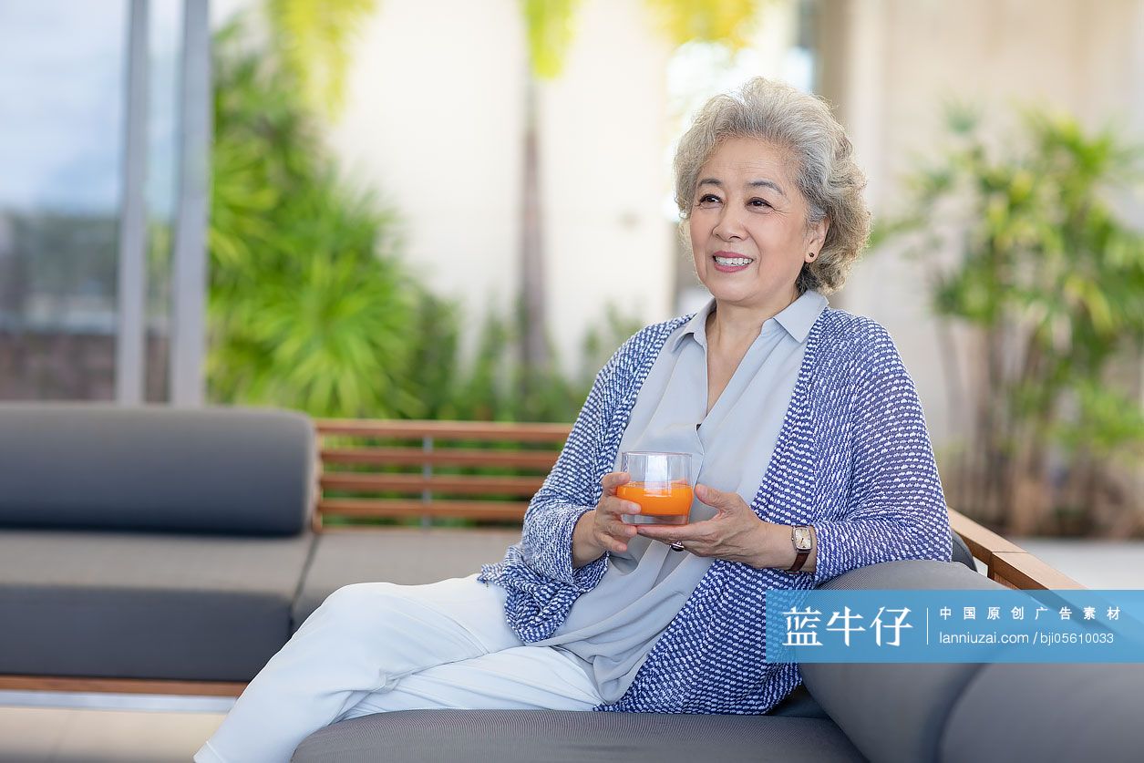 老年人坐在酒店房间沙发上