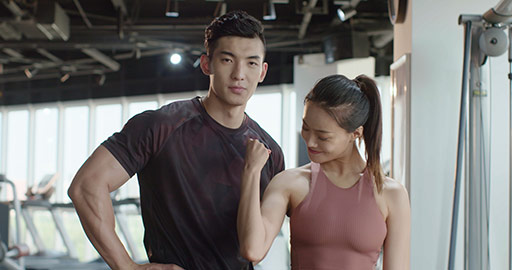 Young Chinese couple exercising at gym,4K