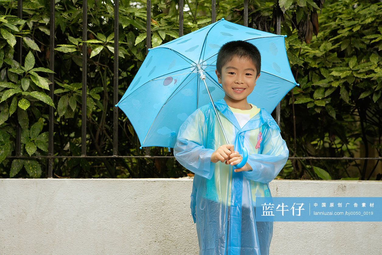 雨天玩耍的小男孩