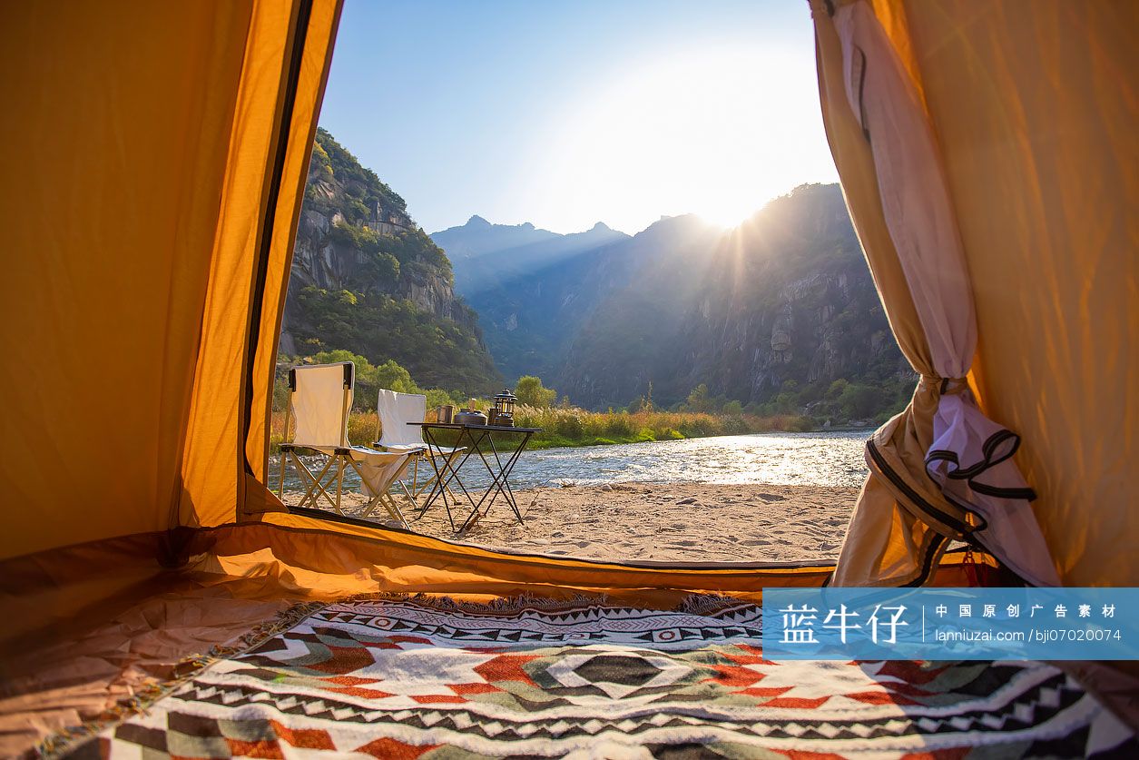 河边露营