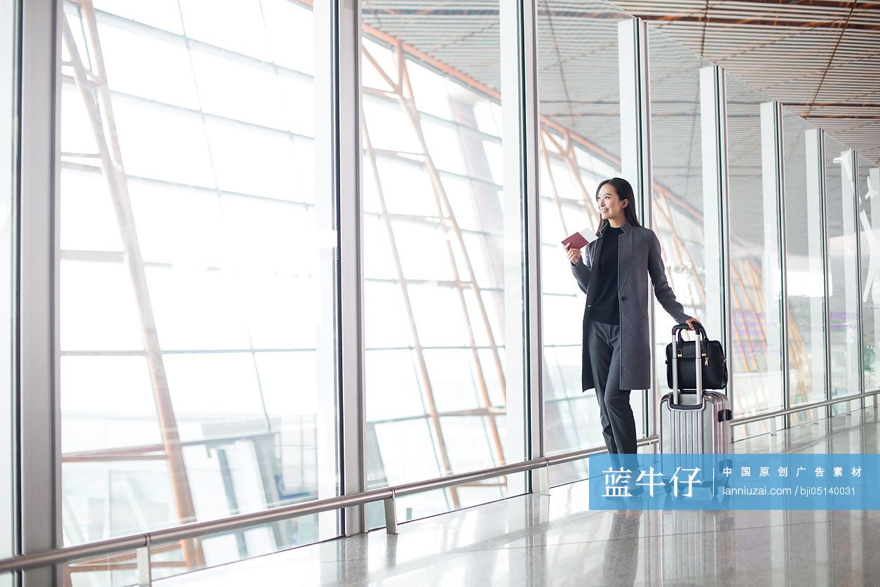 商务女士在机场等候