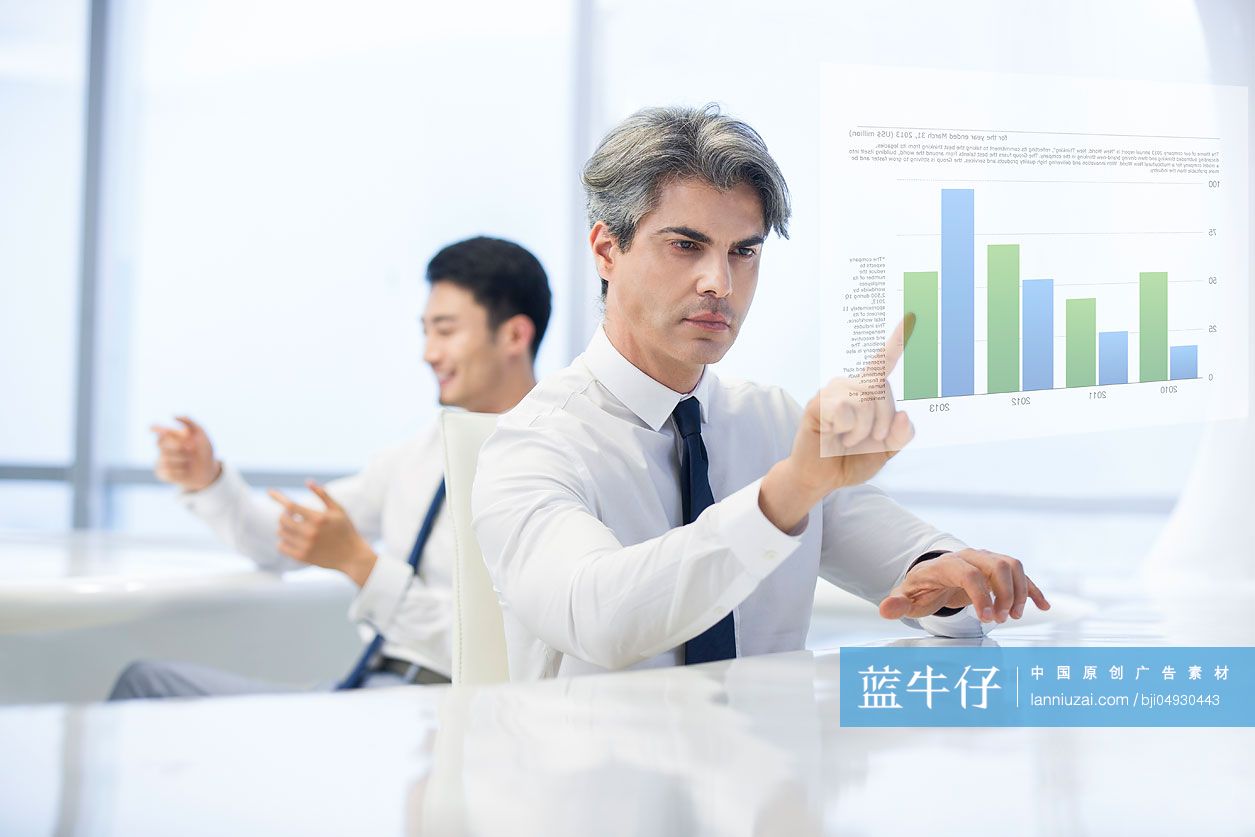 商务人士使用高科技触摸屏办公