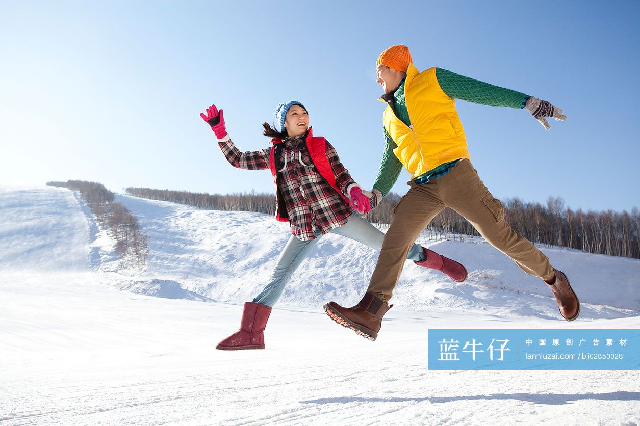 年轻情侣在滑雪场-蓝牛仔影像-中国原创广告影像素材