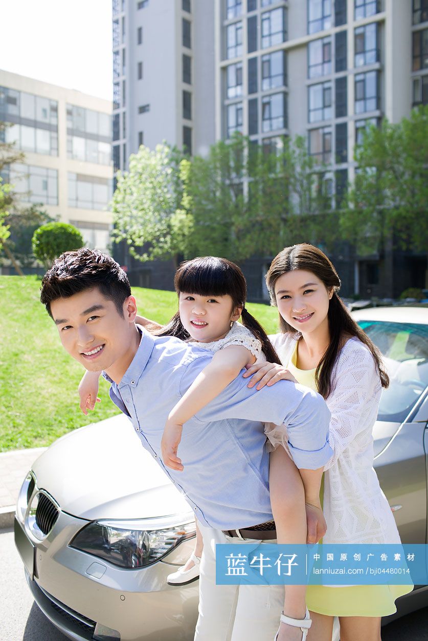 快乐的三口之家和汽车