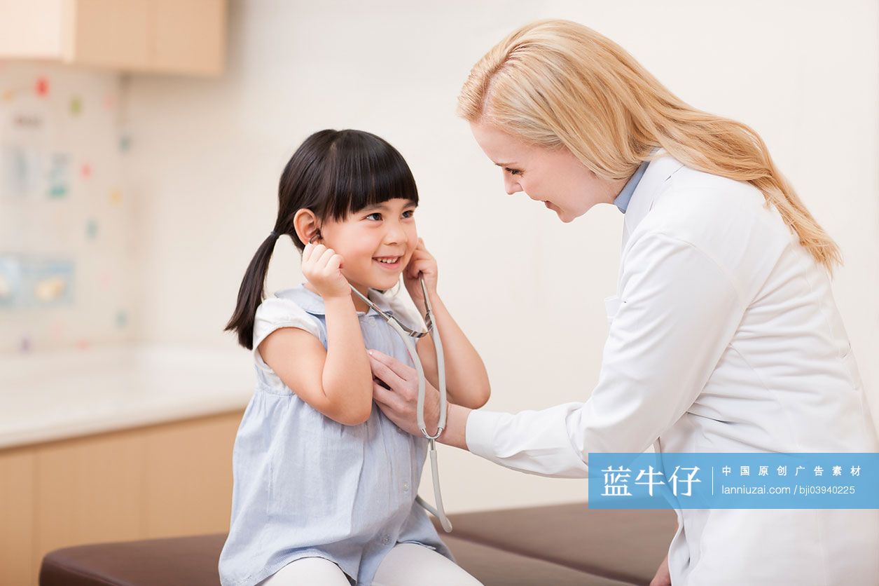 医生和小女孩使用听诊器