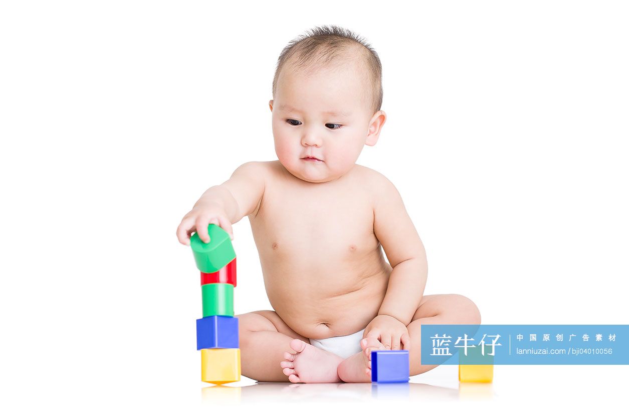 可爱的男婴玩积木