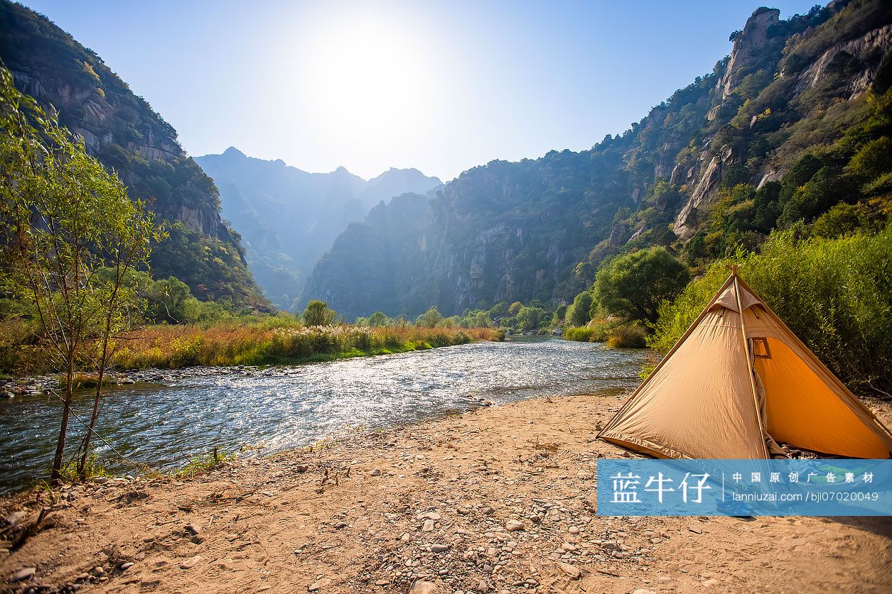 河边露营