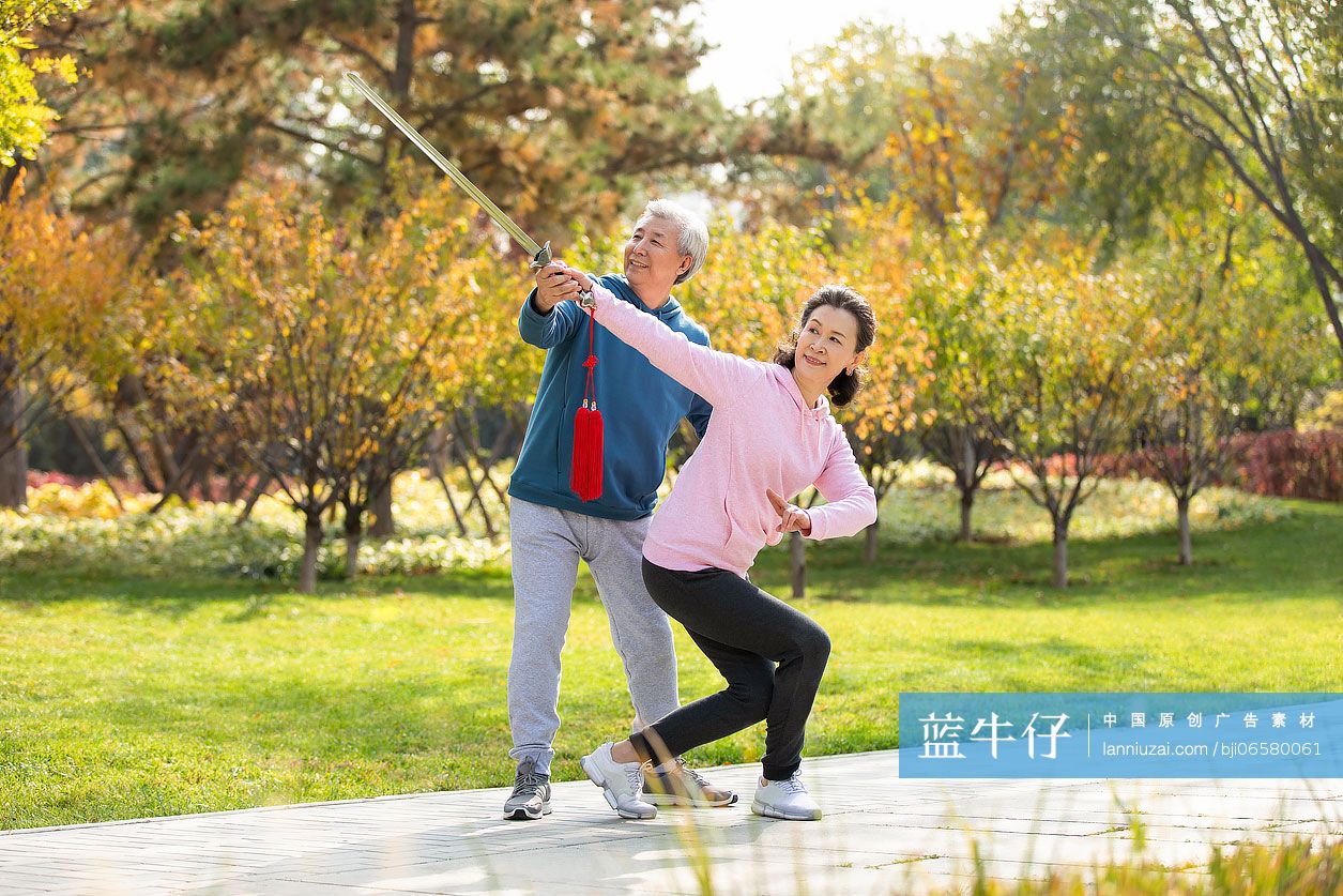 快乐的老年人在公园舞剑-蓝牛仔影像-中国原创广告影像素材
