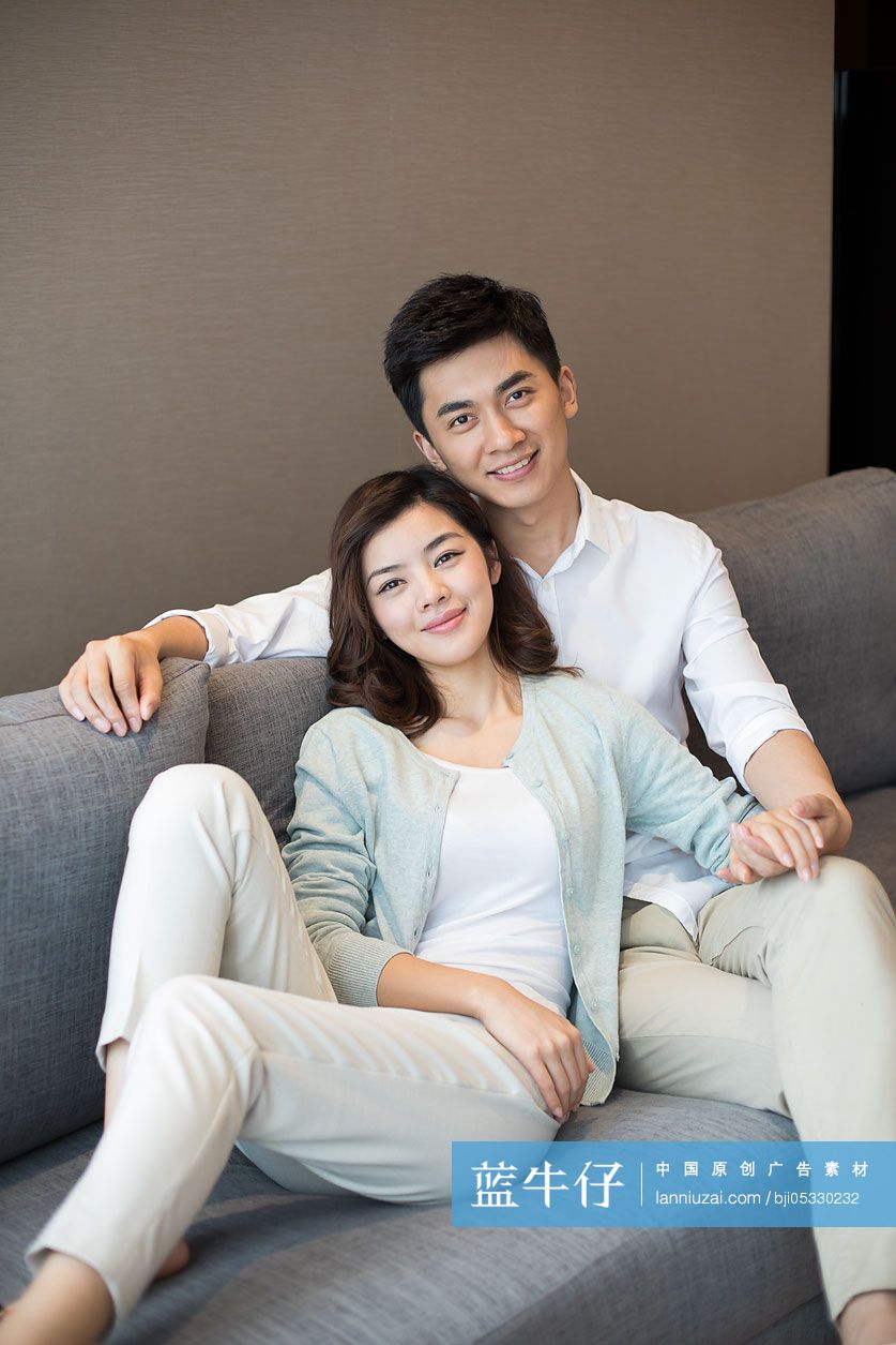 年轻夫妇在家放松休息-蓝牛仔影像-中国原创广告影像素材