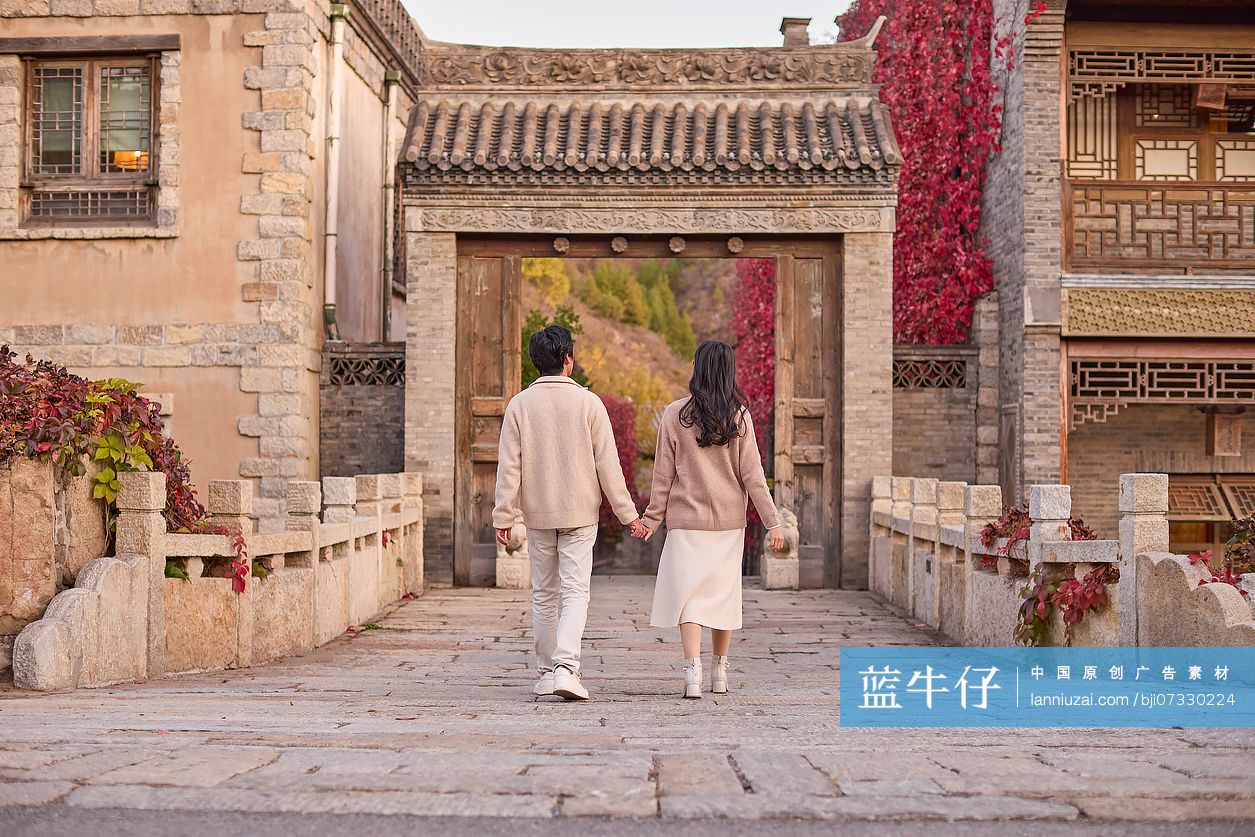 年轻情侣游玩古镇