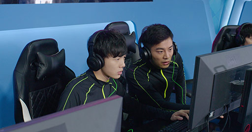Young Chinese men playing esports,4K