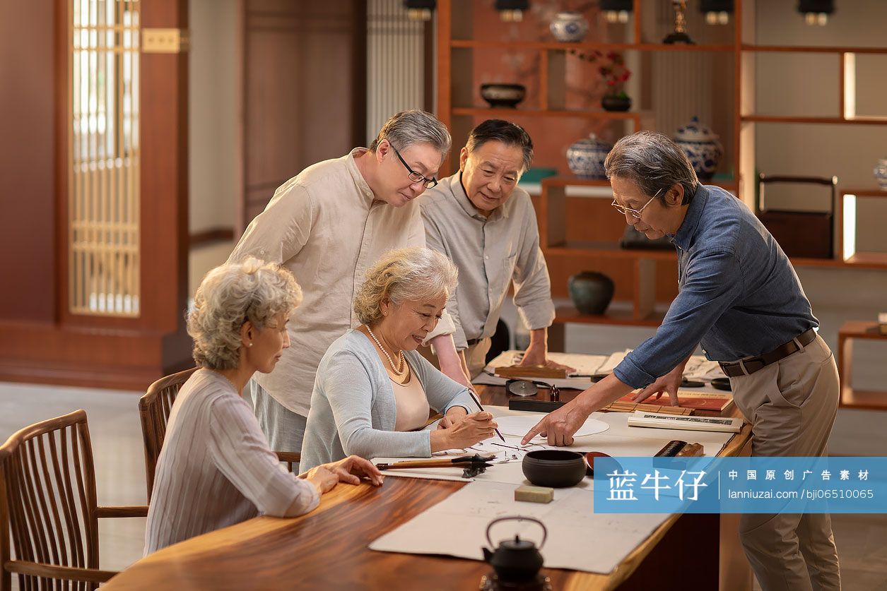老人们聚在一起画国画