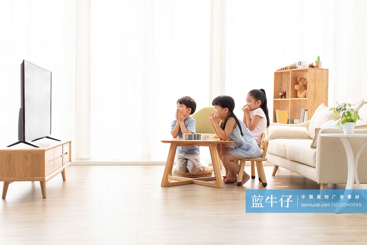 三个小朋友在客厅看电视