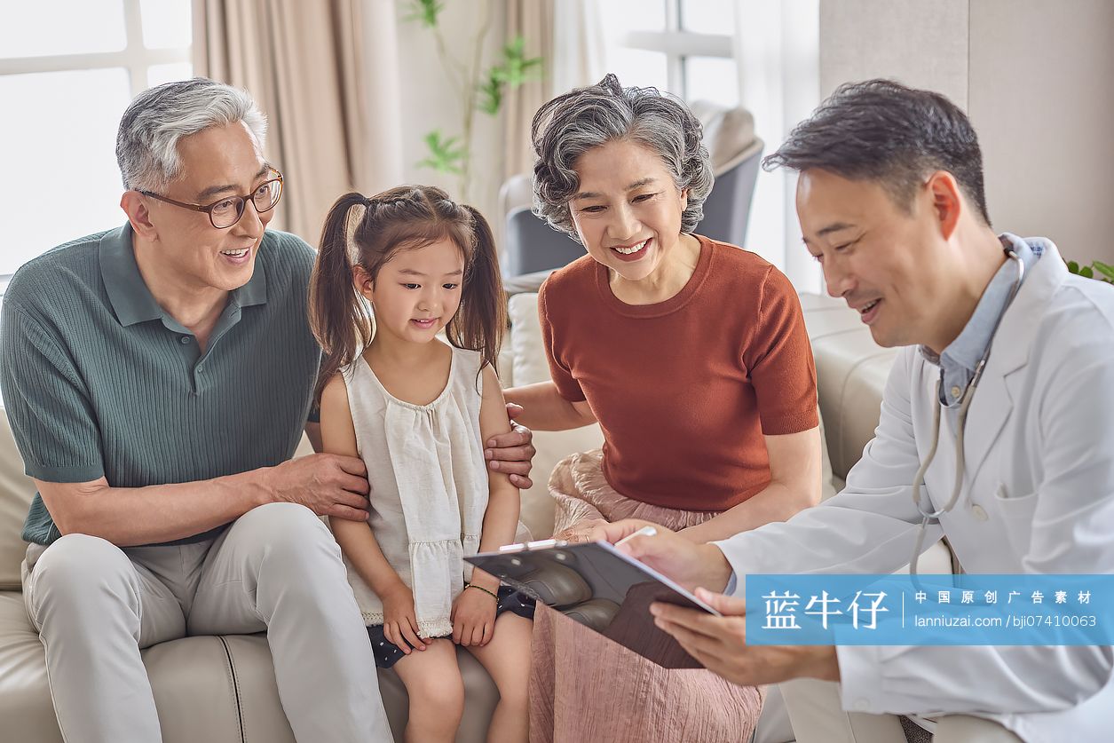 老年人正在进行医生问诊