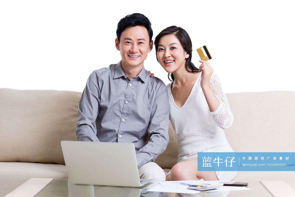 夫妇使用信用卡网上购物