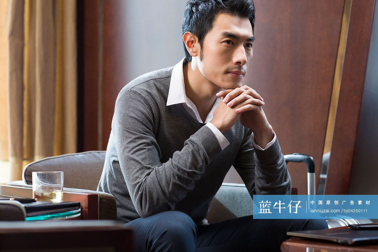 商务男士在宾馆沉思-蓝牛仔影像-中国原创广告影像素材