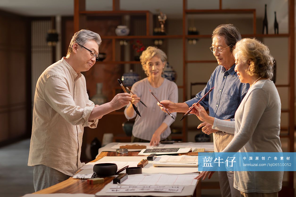 老人们聚在一起练习书法-蓝牛仔影像-中国原创广告影像素材