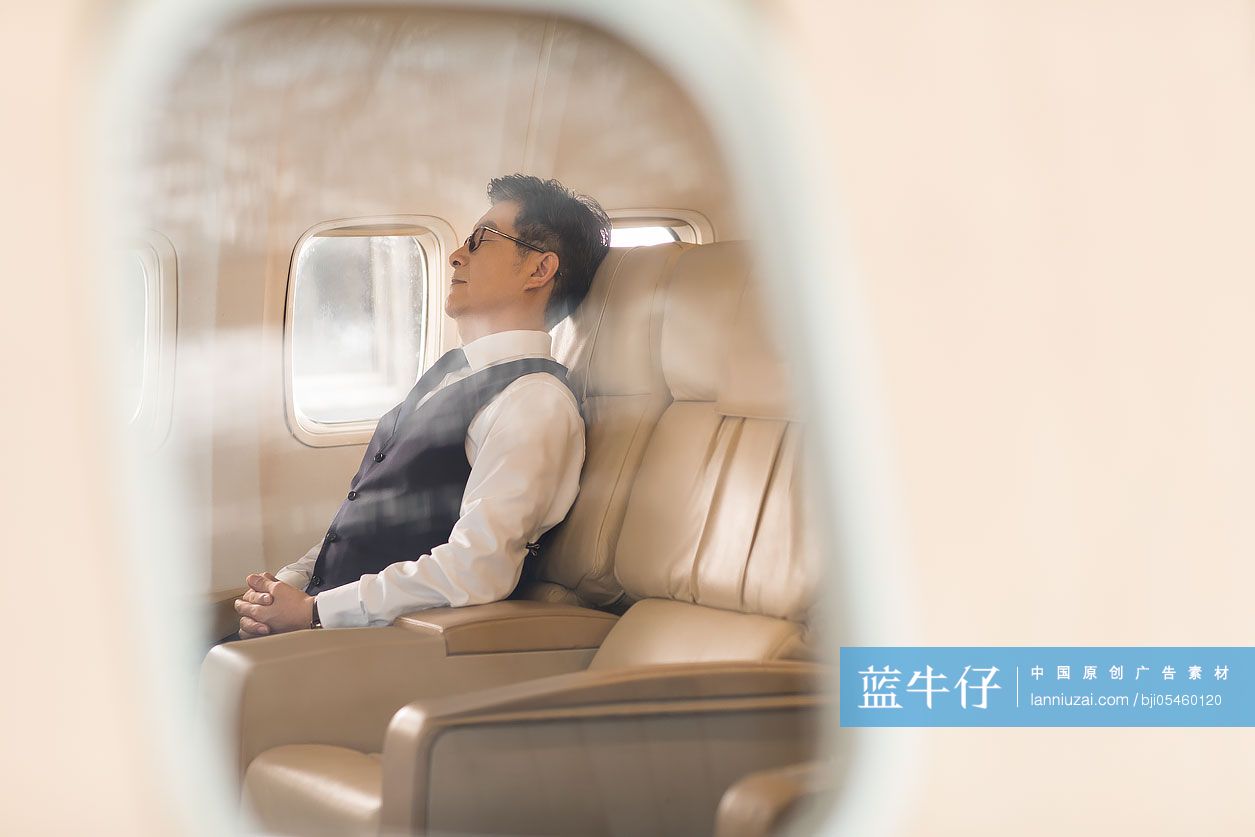 商务男士在机舱休息