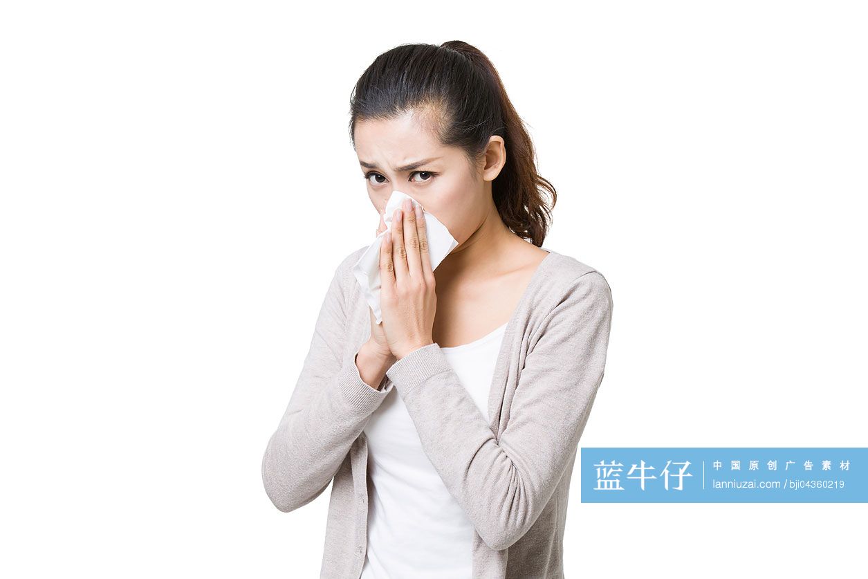 年轻女子擤鼻子