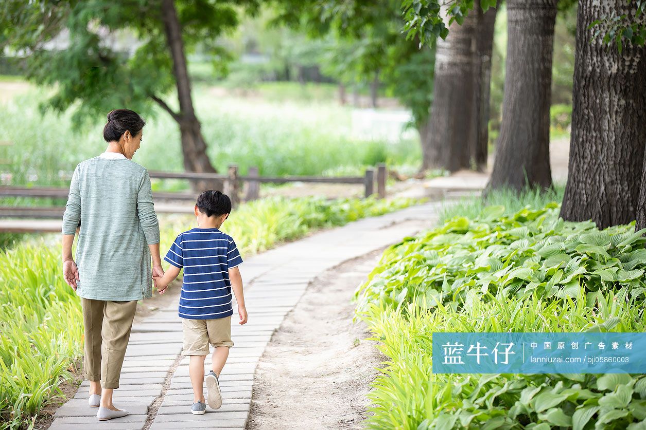 祖孙两人在公园散步